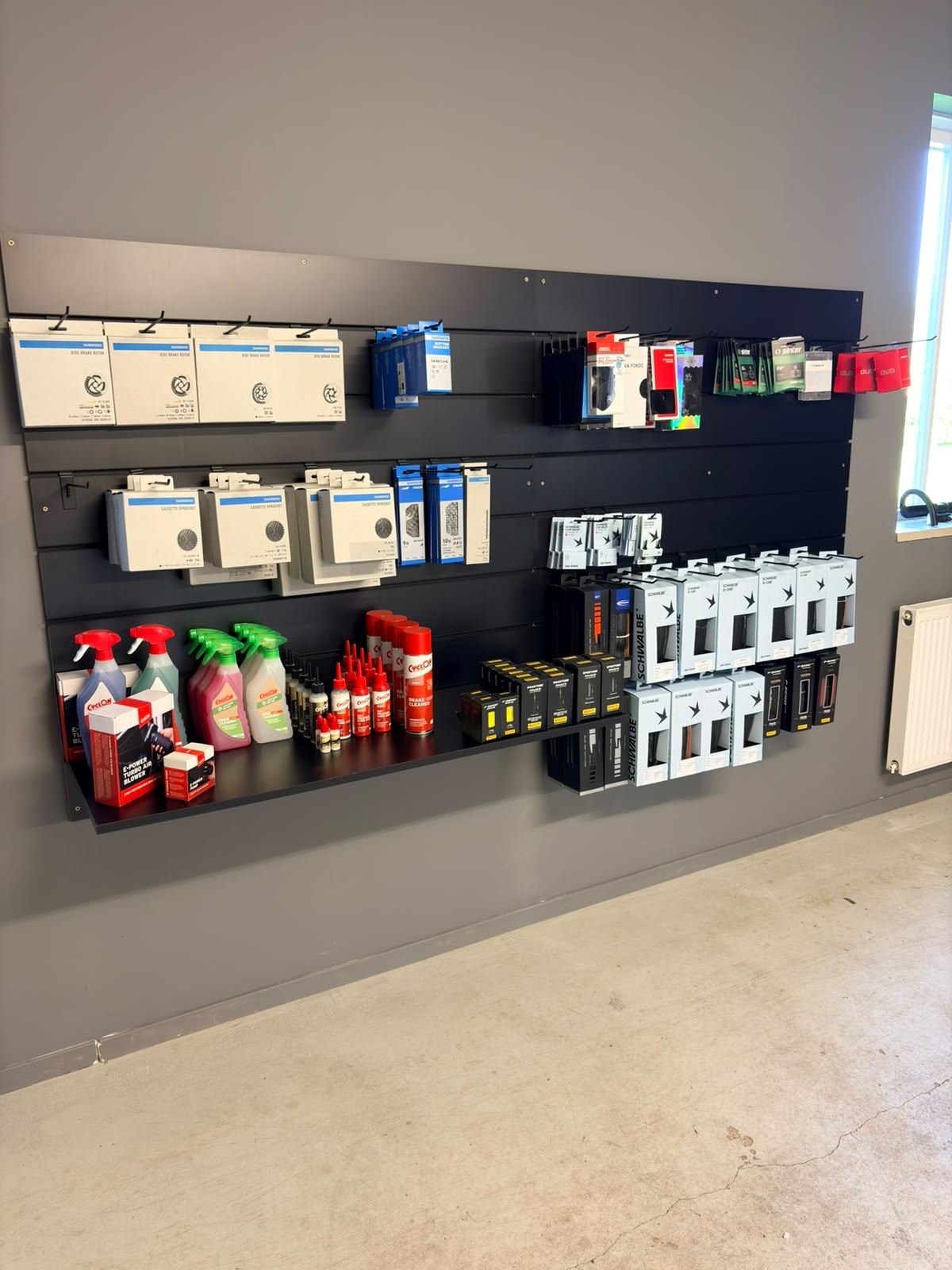 Werkplaats Van Steensel Wielersport — wand met onderdelen, banden en onderhoudsmiddelen