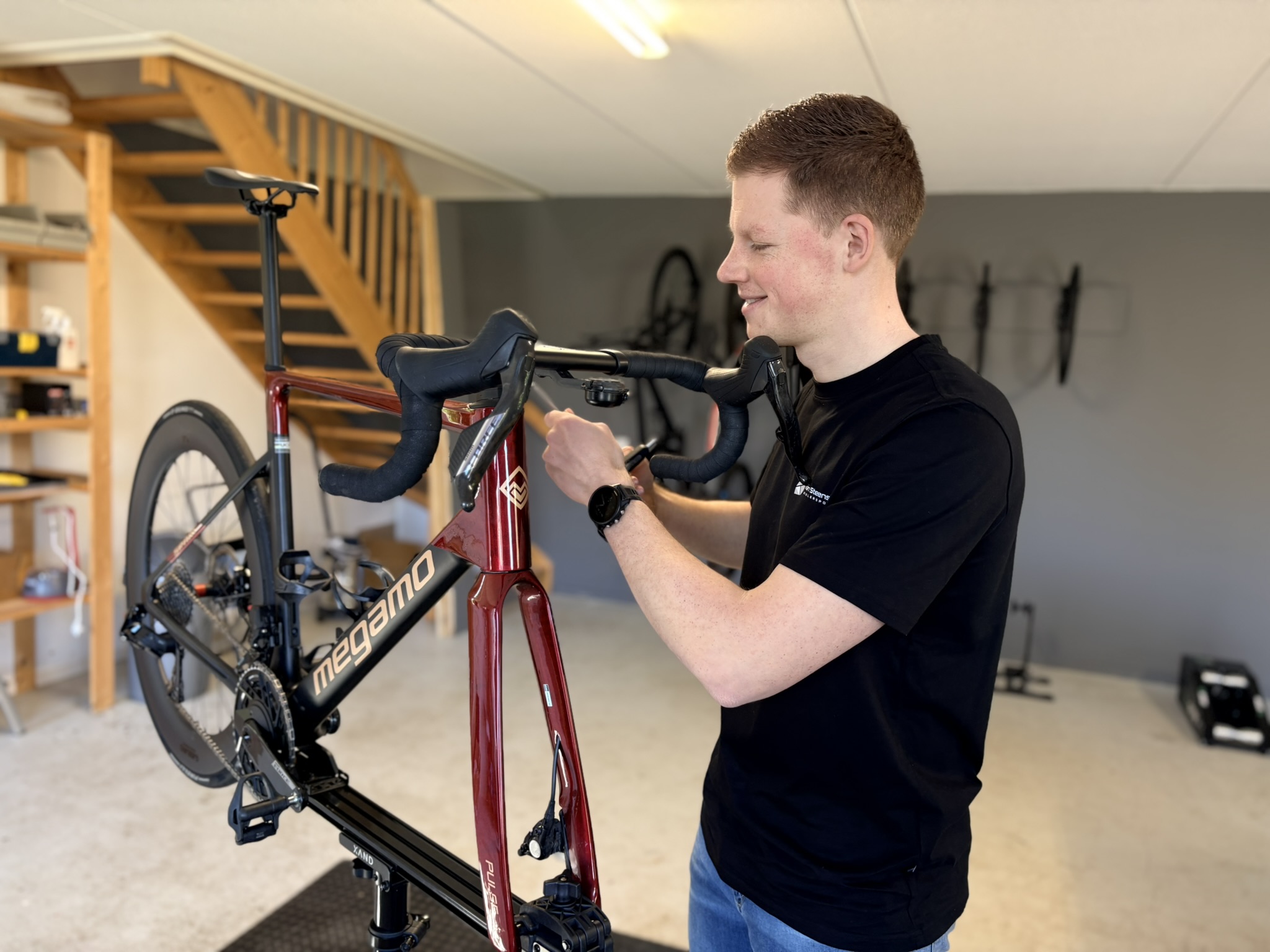 Marnix aan het werk — reparatie van een racefiets