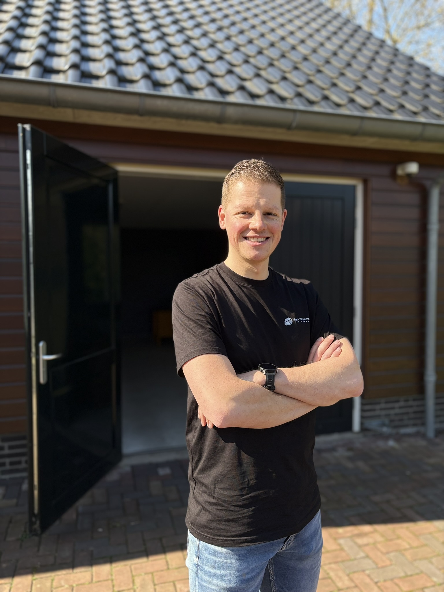 Marnix van Steensel voor zijn werkplaats in Barendrecht