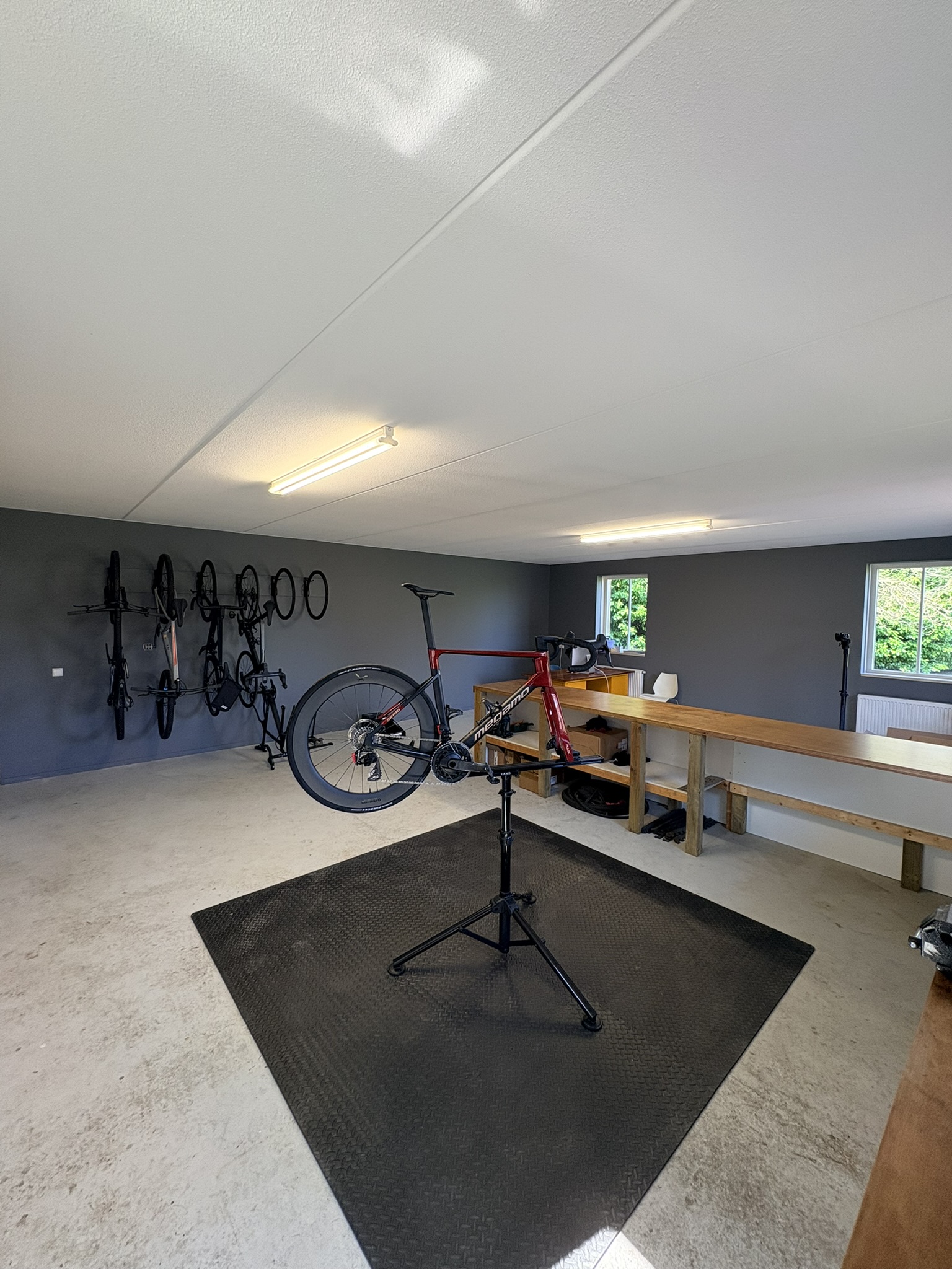 Racefiets op montagestandaard klaar voor onderhoud