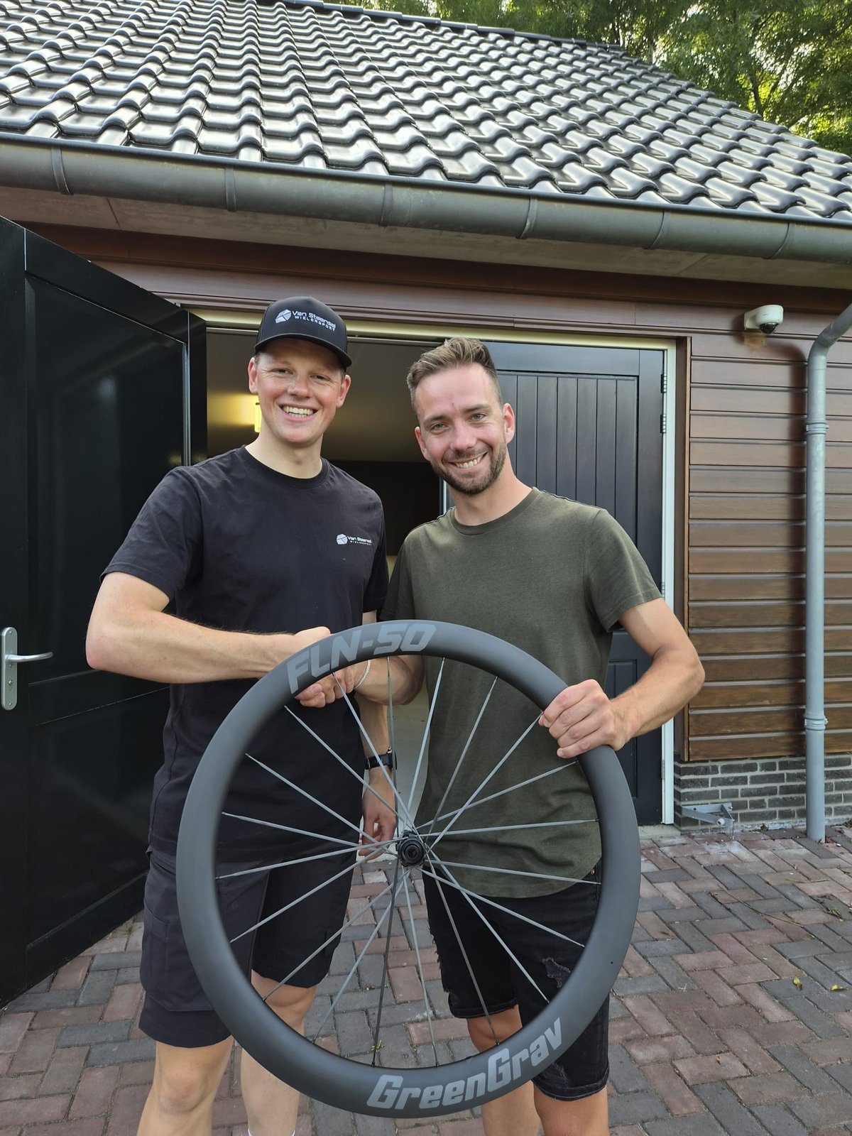 Marnix van Steensel en Erik Groeneveld met een GreenGrav FLN-50 carbonwiel